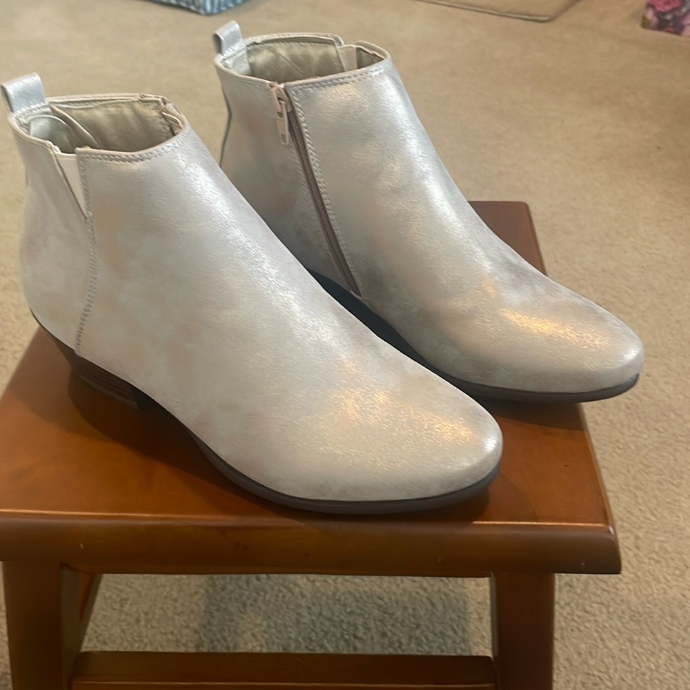 Refresh Rose Gold Size 8 Short Boot NWT